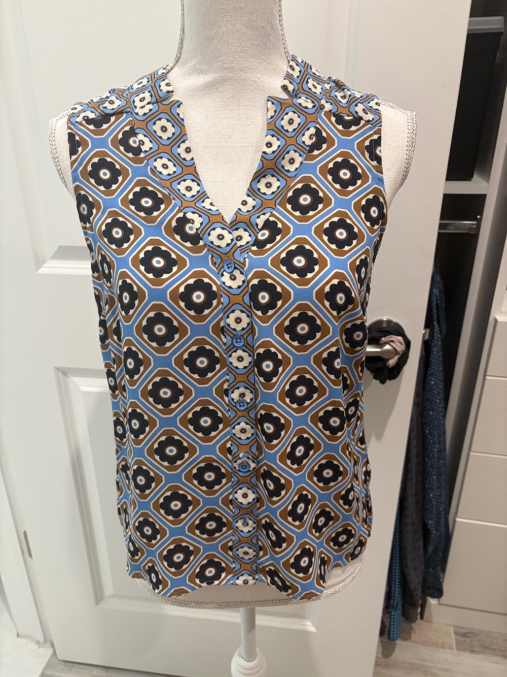 CABI SLEEVELESS TOP EXTRA SMALL
